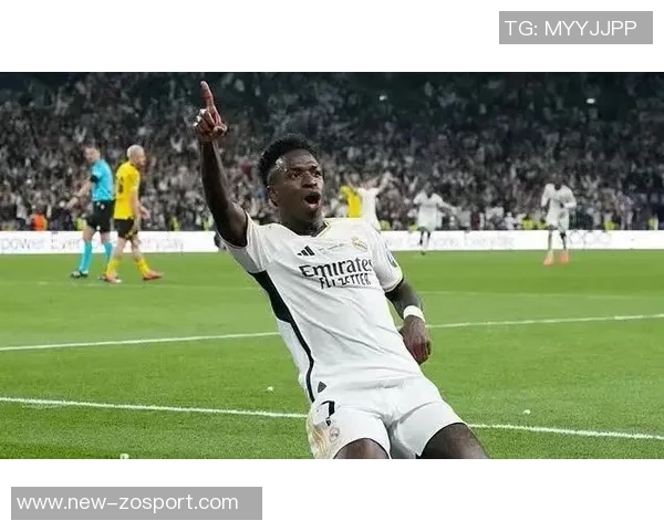 维尼修斯绯闻女友现身伯纳乌26岁三孩妈引发热议