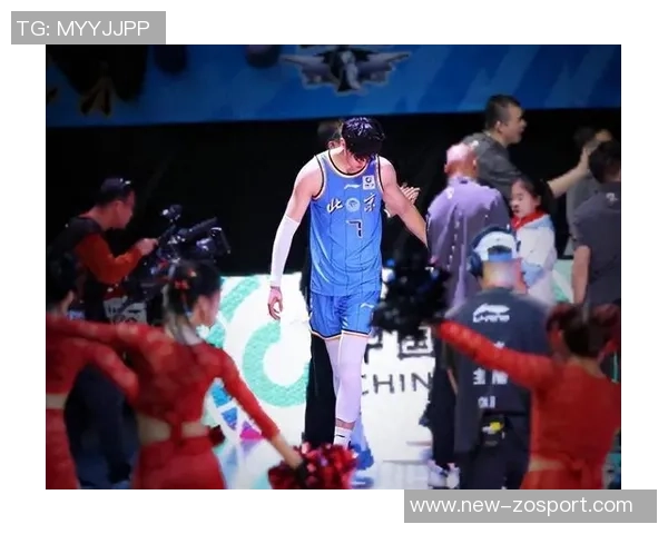 曾凡博在篮网首秀穿韦德之道12展现出色表现引发球迷热议